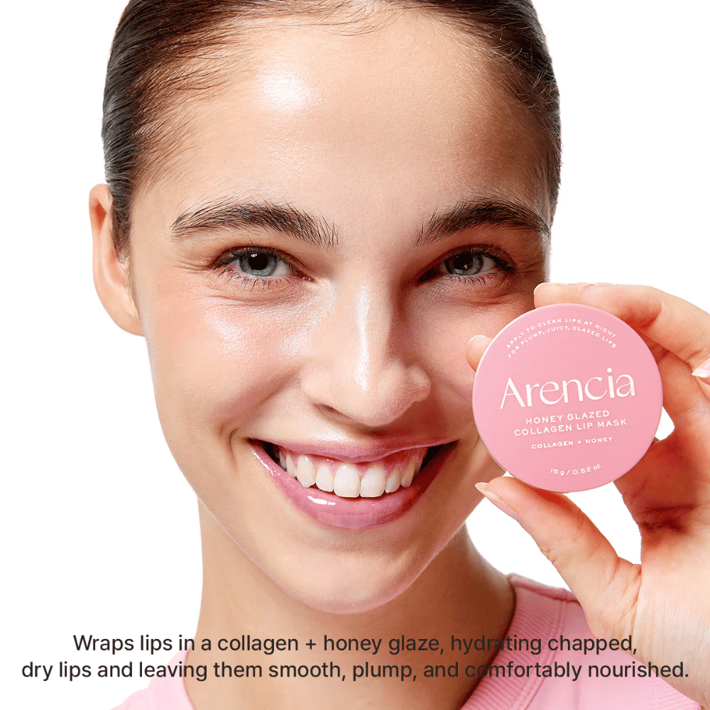 Model houdt Arencia Honey Glazed Collagen Lip Mask omhoog en toont het resultaat met glanzende, gehydrateerde en vollere lippen. De focus ligt op intensieve verzorging voor droge en schrale lippen.