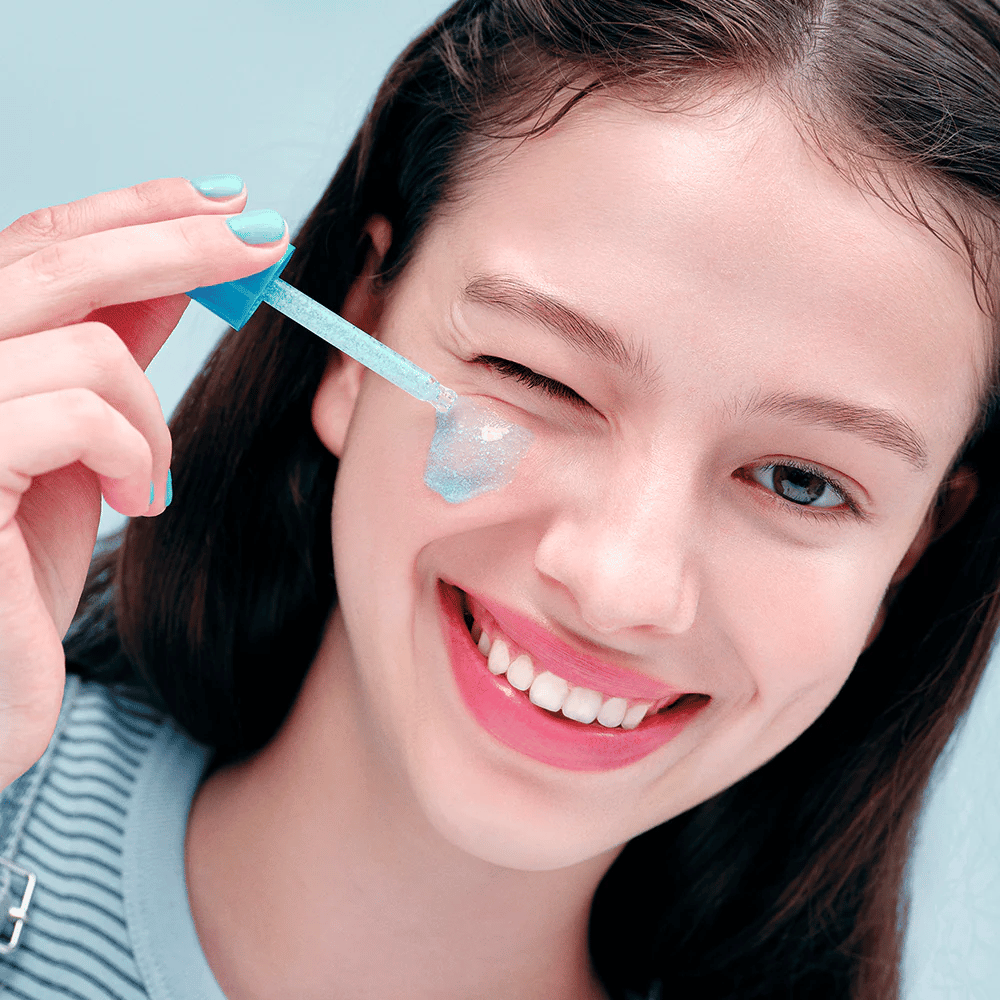 Toepassing van EQUAL BERRY Hyaltoin Flooding Serum met pipet – hydrateert en geeft glans