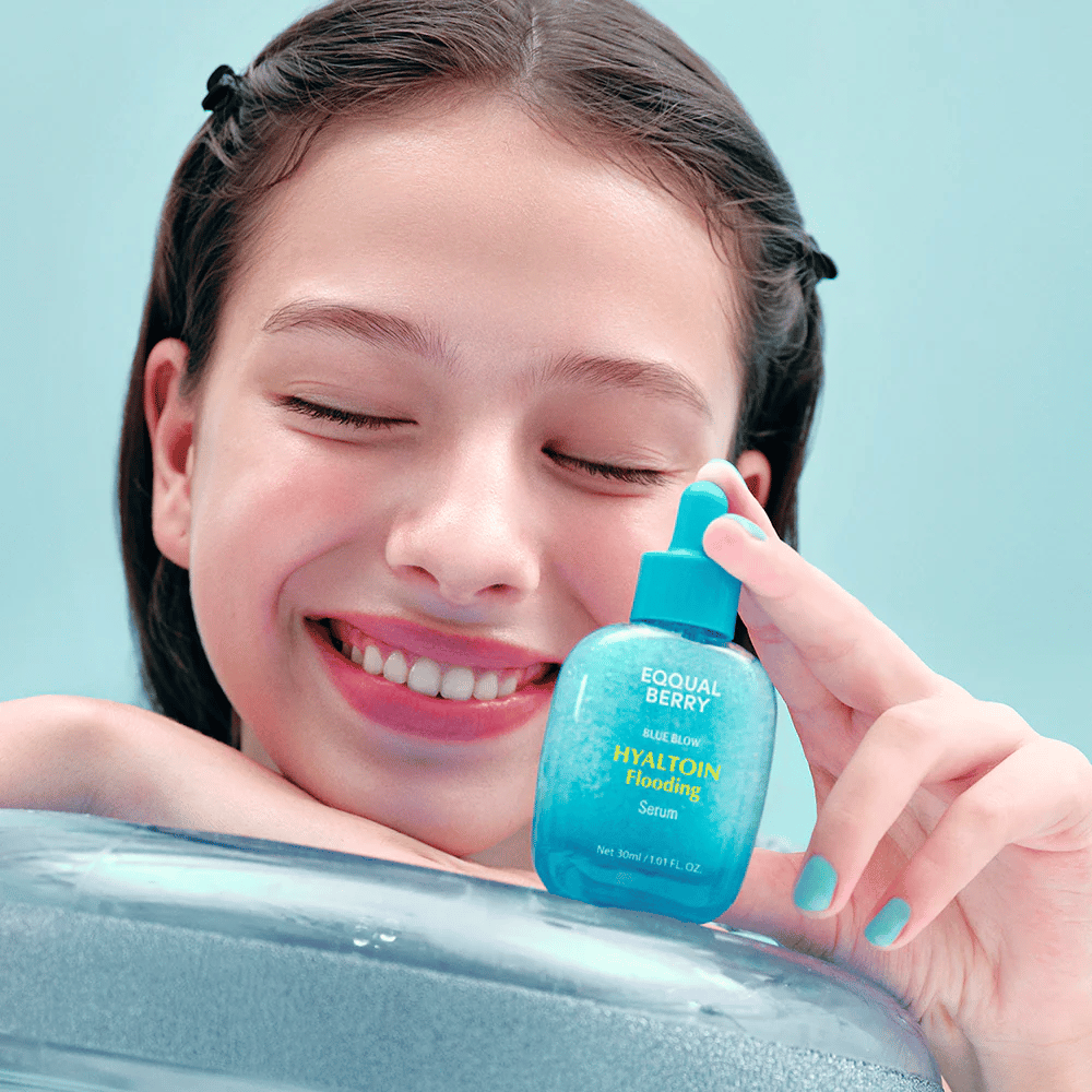 Model houdt EQUAL BERRY Hyaltoin Flooding Serum vast – vochtinbrengend gezichtsserum voor zachte en volle huid