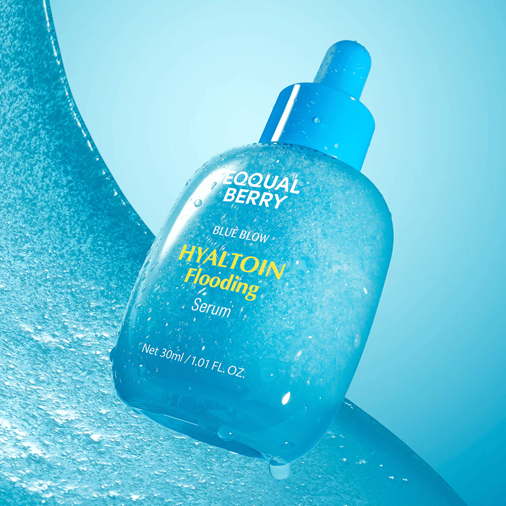 EQUAL BERRY Blue Blow Hyaltoin Flooding Serum 30 ml – hydraterend serum met hyaluronzuur en kalmerend effect, productafbeelding met watertextuur