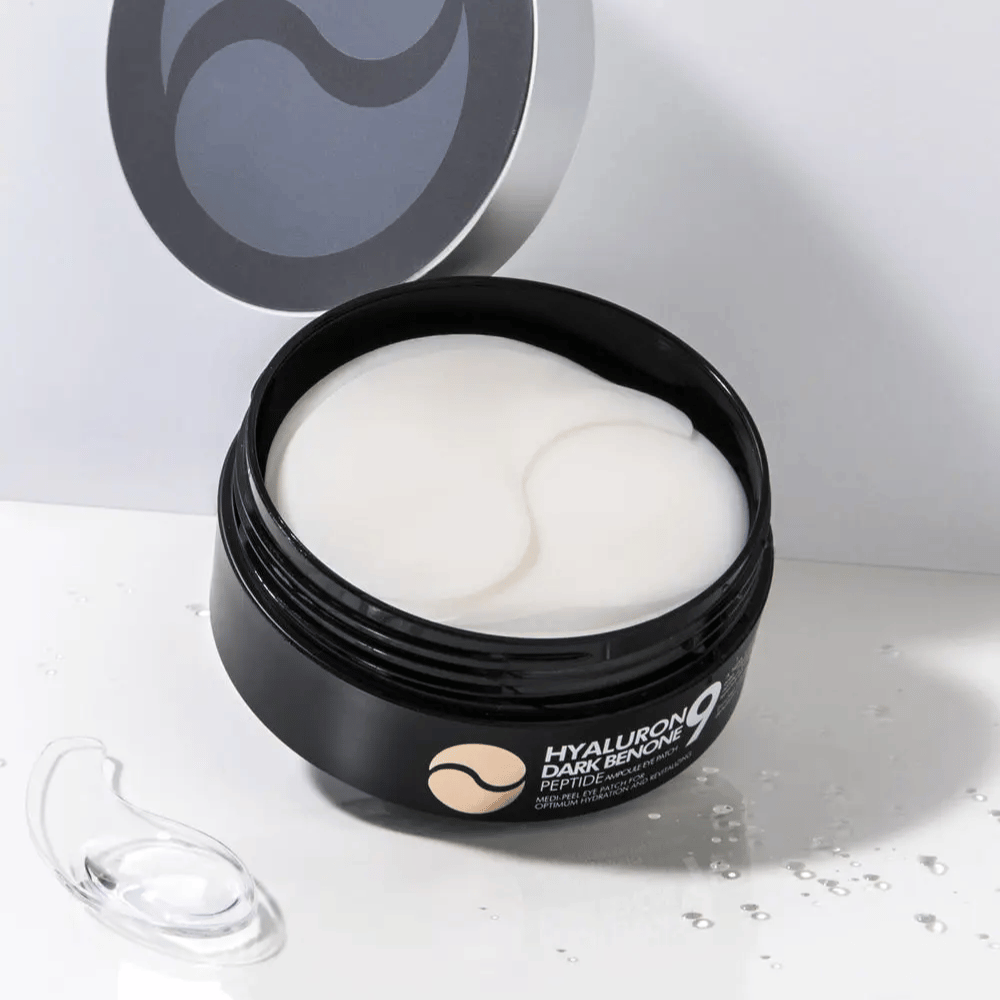 Close-up van Hyaluron Dark Benone Peptide 9 Ampoule Eye Patch – zachte hydrogel-oogpatches die helpen de huid onder de ogen te hydrateren, glad te maken en op te frissen.