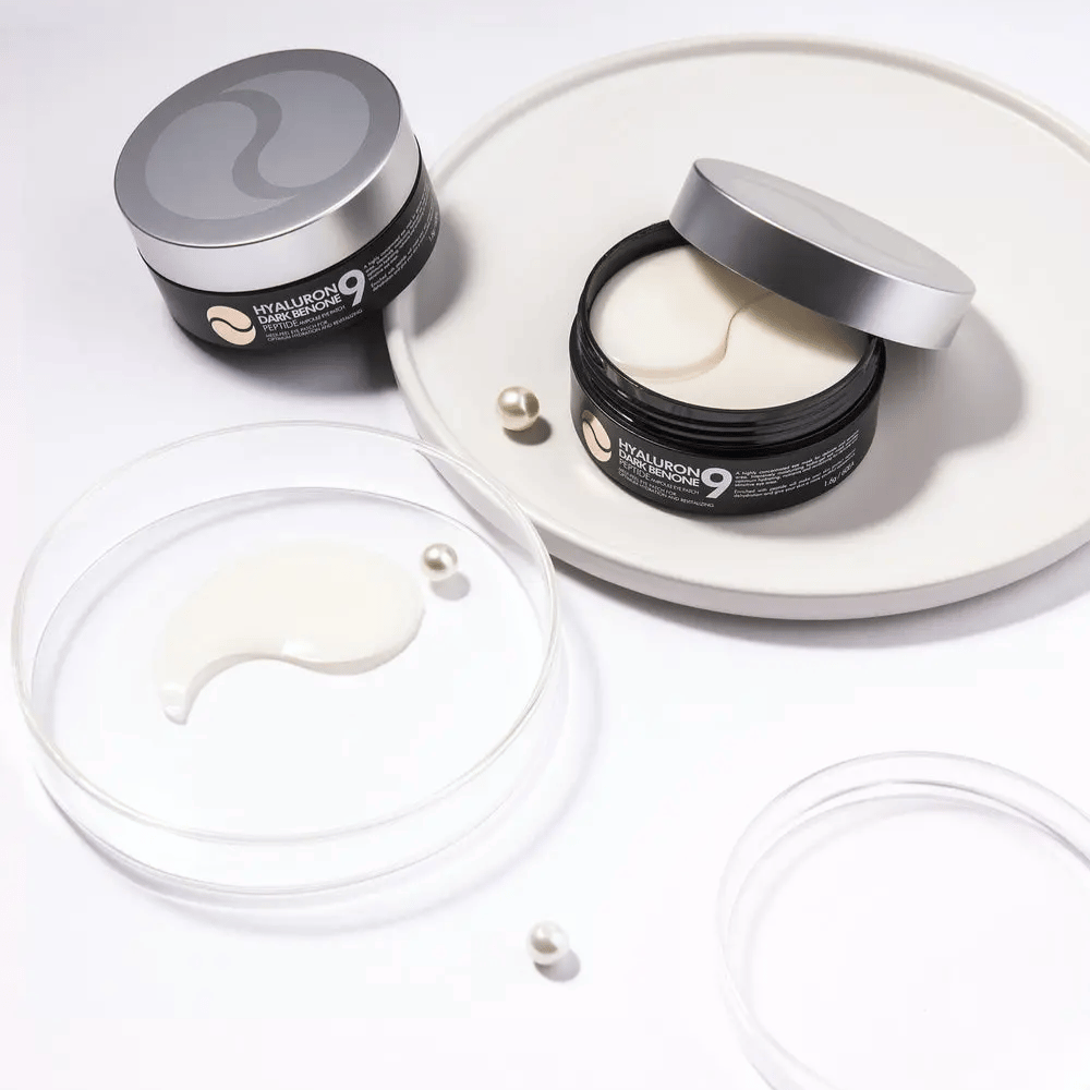 Hyaluron Dark Benone Peptide 9 Ampoule Eye Patch in open pot met hydrogel-patches – intensief hydraterend oogmasker met peptiden en hyaluronzuur.