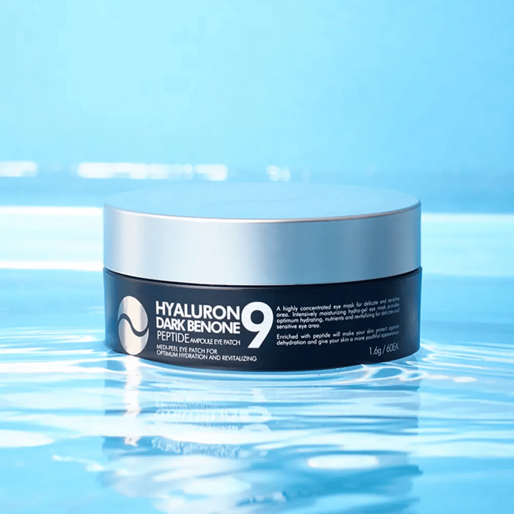 Hyaluron Dark Benone Peptide 9 Ampoule Eye Patch geplaatst op wateroppervlak – hydraterende Koreaanse oogpatches met hyaluronzuur en peptiden voor een frissere huid rondom de ogen.