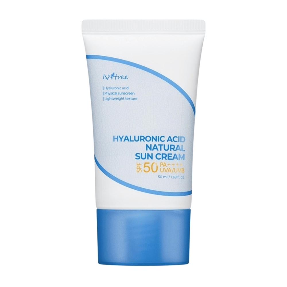 Isntree Hyaluronic Acid Natural Sun Cream met SPF50+ PA++++ beschermt tegen UVA/UVB, hydrateert met hyaluronzuur en is geschikt voor de gevoelige huid dankzij de lichte, fysische en niet-comedogene formule.