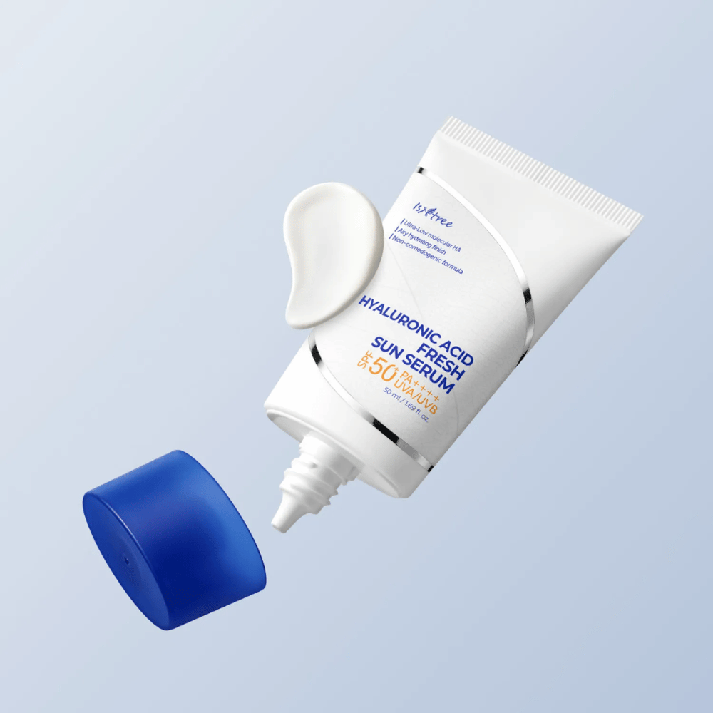 Isntree Hyaluronic Acid Fresh Sun Serum is een licht zonneserum met SPF50+ PA++++ dat beschermt tegen UVA/UVB en tegelijkertijd hydrateert met hyaluronzuur. Perfect voor de gevoelige huid.