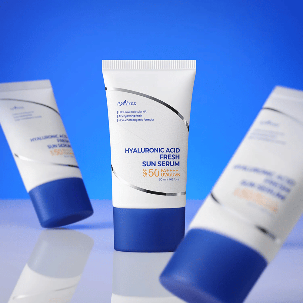 Isntree Hyaluronic Acid Fresh Sun Serum beschermt met SPF50+ PA++++ en hydrateert tegelijkertijd intensief met hyaluronzuur in verschillende molecuulgroottes.