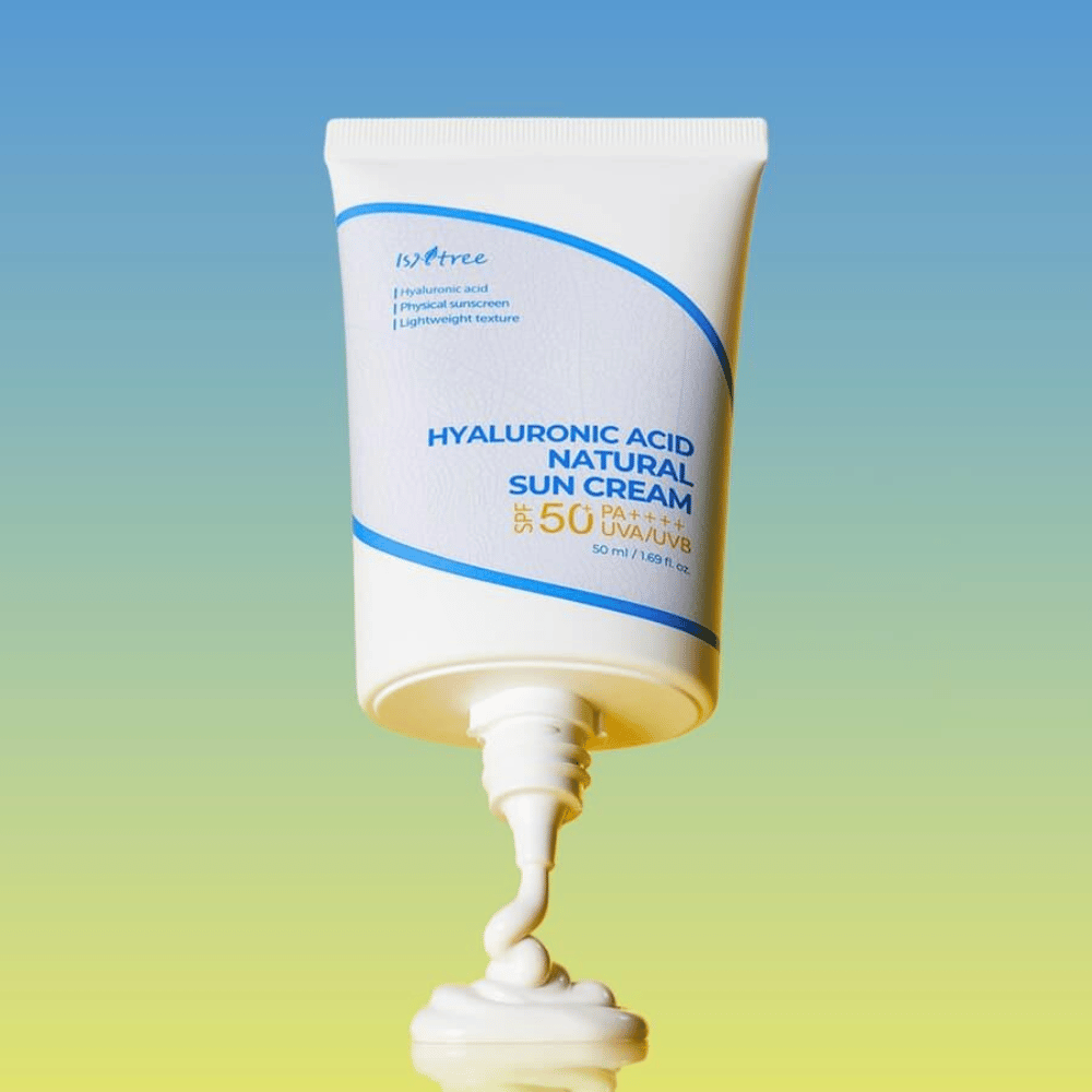 Isntree Hyaluronic Acid Natural Sun Cream is een zonnebrandcrème met SPF50+ PA++++ die een sterke bescherming biedt tegen zowel UVA- als UVB-stralen. Het bevat hyaluronzuur dat diep hydrateert, terwijl het fysische filter zacht is voor de gevoelige huid.