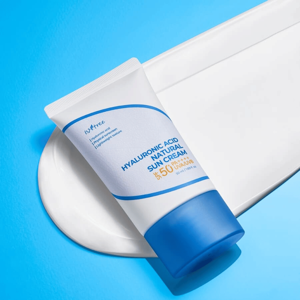 Isntree Hyaluronic Acid Natural Sun Cream is een fysische zonnebrandcrème met SPF50+ PA++++ die de huid beschermt tegen UV-straling terwijl het hydrateert met hyaluronzuur. De lichte formule is geschikt voor de gevoelige huid en laat geen witte waas achter.