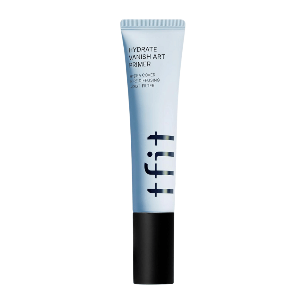Blauwe tube met zwarte dop van TFIT, gemarkeerd "Hydrate Vanish Art Primer" – een hydraterende primer met porieverfijnende werking en vochtfiltertechnologie.