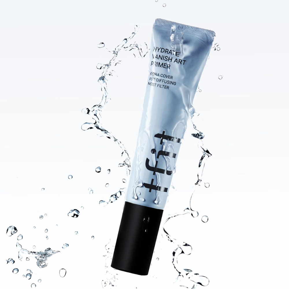 TFIT Hydrate Vanish Art Primer in blauwe tube wordt omgeven door spetterend water, wat de hydraterende eigenschappen en frisse sensatie bij het aanbrengen van het product symboliseert.