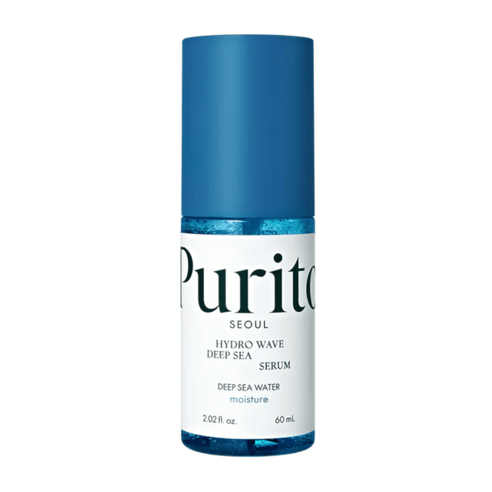 Een productafbeelding van Purito Hydro Wave Deep Sea Serum. De fles is transparant met een blauwe dop en bevat een diepblauw serum. De tekst op het etiket geeft aan dat het product 60 ml is en dat het hydraterende eigenschappen biedt met diepzeewater. Het ontwerp is schoon en modern.
