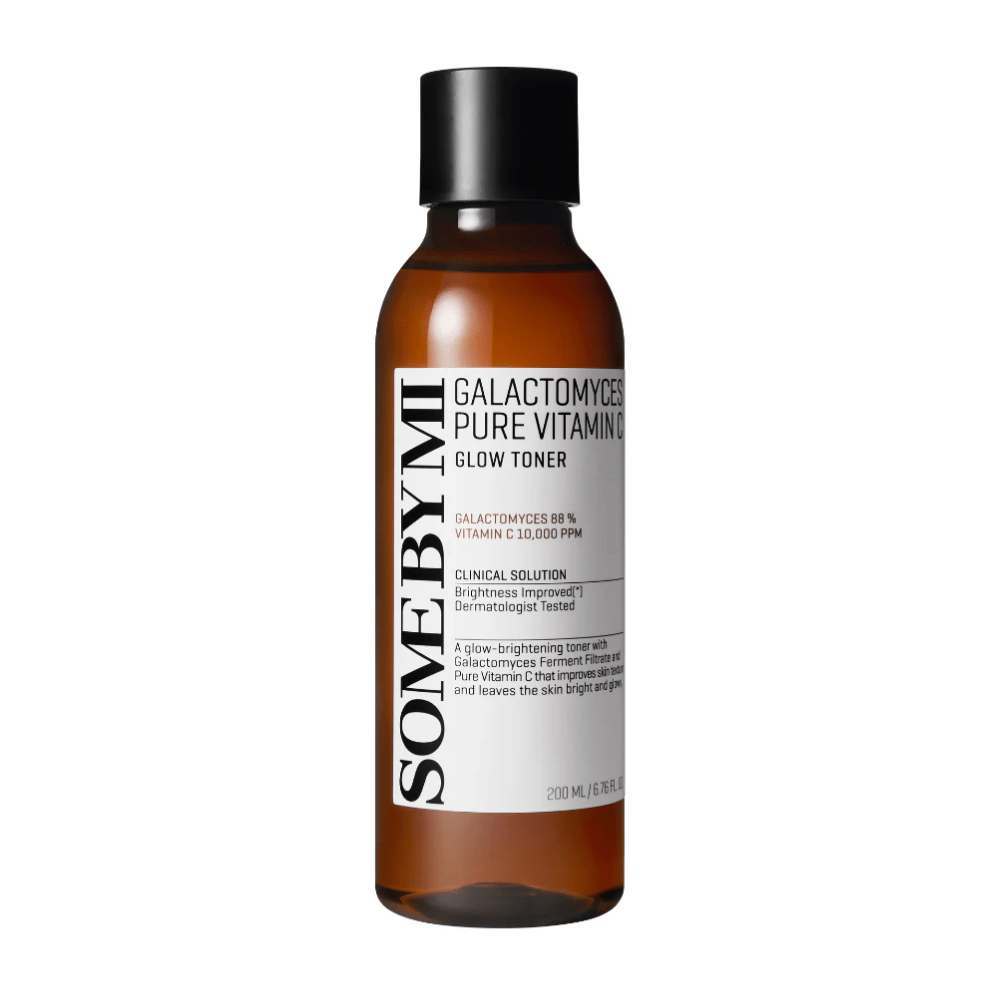 Afbeelding van SOME BY MI Galactomyces Pure Vitamin C Glow Toner. Het product wordt gepresenteerd in een transparante fles met zwarte dop en duidelijke markering. Het bevat 88% galactomyces en 10.000 ppm vitamine C, wat zorgt voor een helderdere huidtint en de huidglans verbetert. De inhoud van de fles is dermatologisch getest.