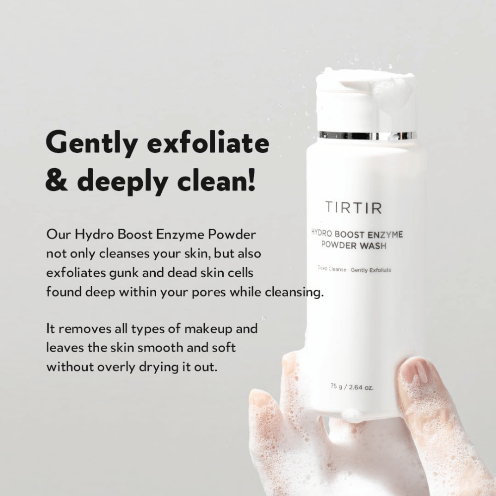 Een hand houdt een fles TIRTIR Hydro Boost Enzyme Powder Wash, een huidverzorgingsproduct dat exfolieert en diep reinigt. De fles is wit met tekst en in de hand vormt zich een wit schuim.