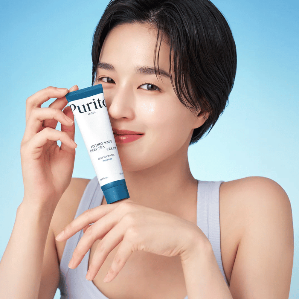 Purito Hydro Wave Deep Sea Cream is een intens hydraterende gezichtscrème die diepzeewater bevat, wat helpt om de huid langdurige vocht en voeding te geven. De lichte, gelachtige textuur wordt snel opgenomen zonder een plakkerig gevoel achter te laten, waardoor het ideaal is voor dagelijks gebruik.