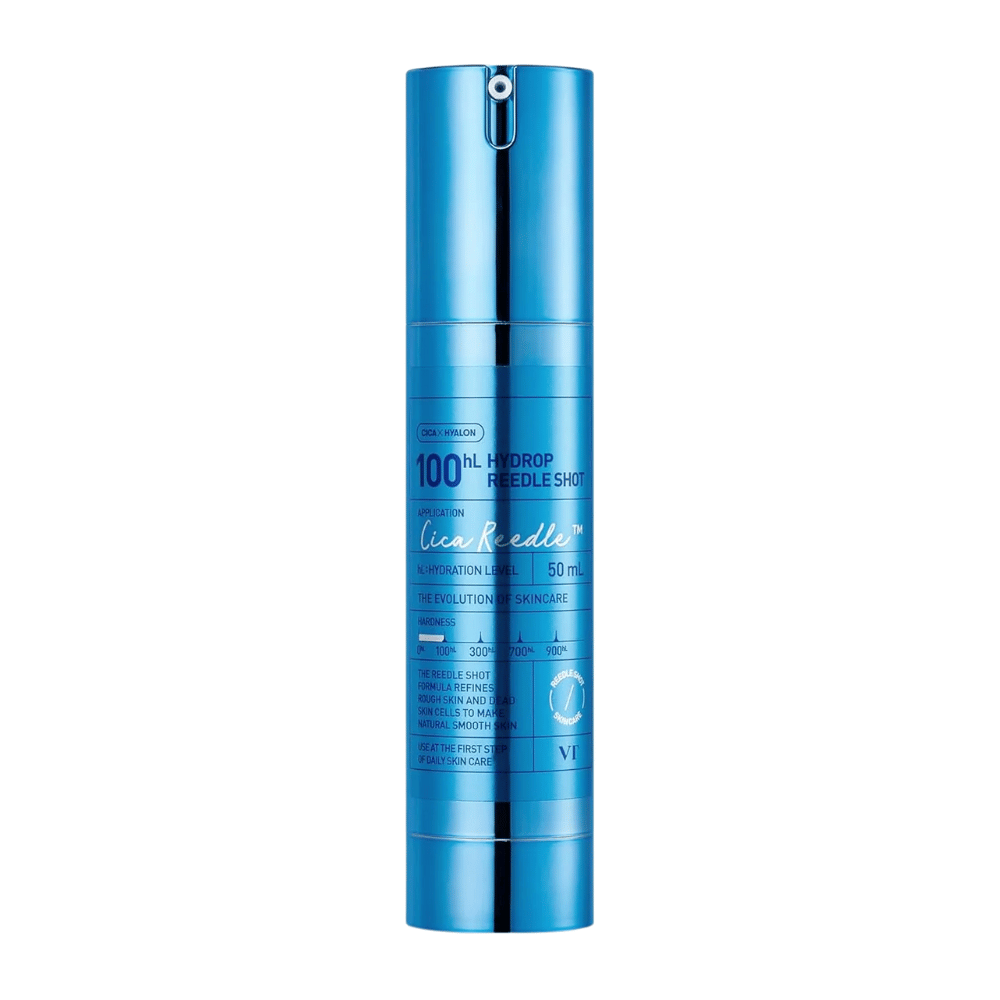 Blauwe cilindervormige fles VT Cica Hyalon Hydrop Reedle Shot 100hL, 50 ml, met pomp en zilveren details, staande tegen een witte achtergrond.