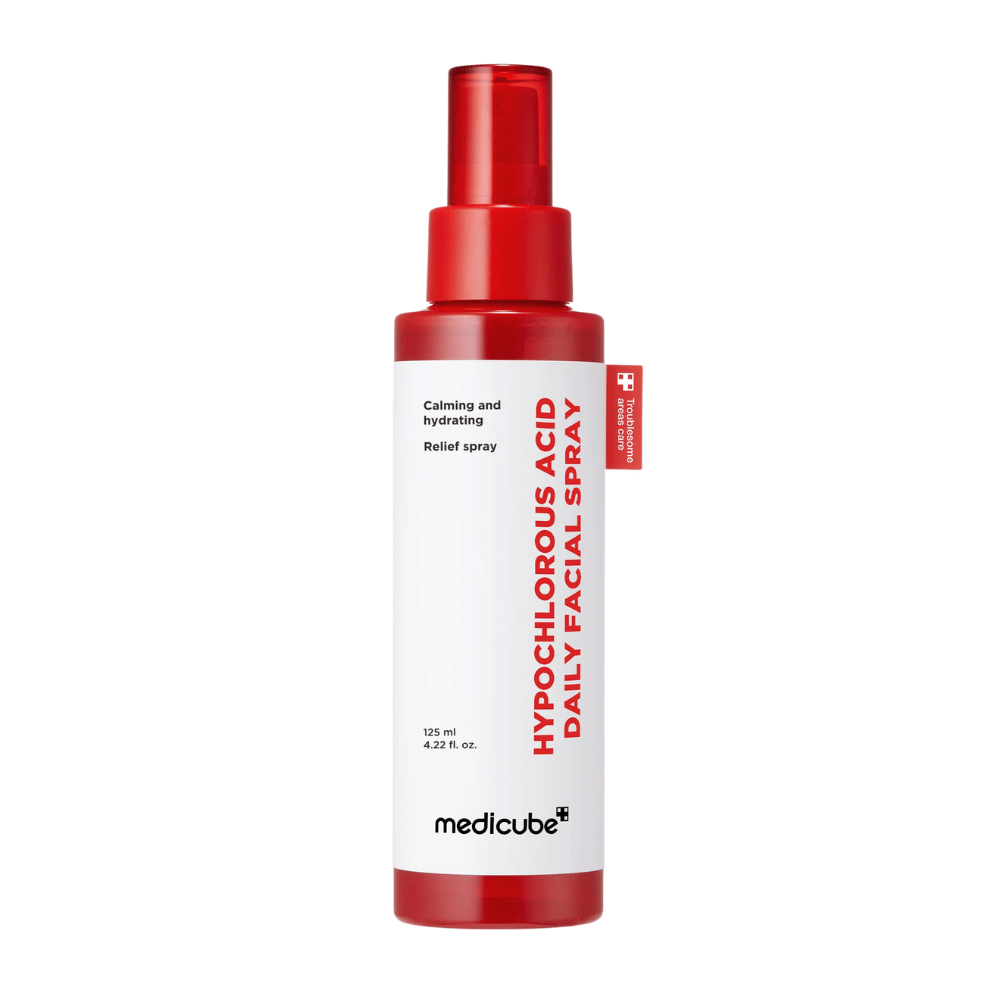 Vrijstaande productafbeelding van Medicube Hypochlorous Acid Daily Facial Spray op een lichte achtergrond. Het rode en witte flesontwerp staat centraal en toont de schone en professionele uitstraling van het product.