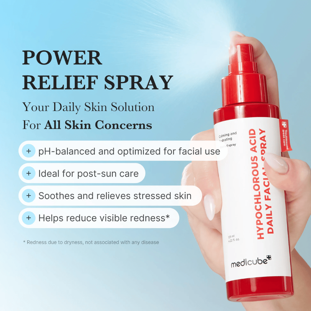 Marketingafbeelding met een blauwe achtergrond waarop de spray tijdens gebruik in een hand wordt gehouden. De afbeelding benadrukt de toepassingsgebieden van het product, zoals het in balans brengen van de pH-waarde van de huid, verzorging bieden na blootstelling aan de zon, gestreste huid kalmeren en zichtbare roodheid verminderen.