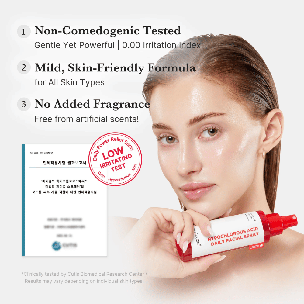 Model dat Medicube Hypochlorous Acid Daily Facial Spray vasthoudt, samen met informatie dat het product is getest op lage irritatie, parfumvrij is en geschikt is voor alle huidtypes. Op de achtergrond wordt een testcertificaat getoond om de geloofwaardigheid van het product te versterken.