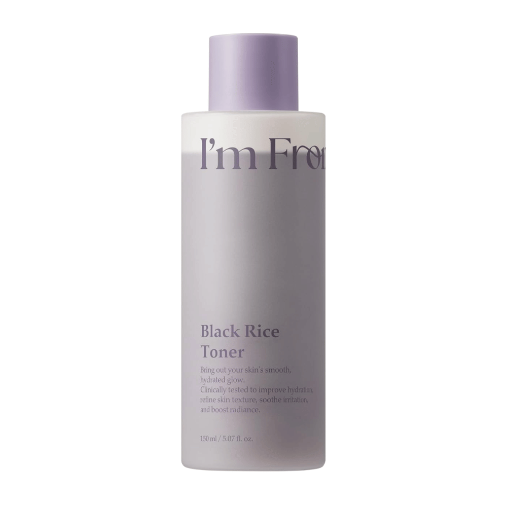 I'm From Black Rice Toner 150 ml, hydraterende gezichtstoner met zwarte rijst in een lichtpaarse fles tegen een witte achtergrond.
