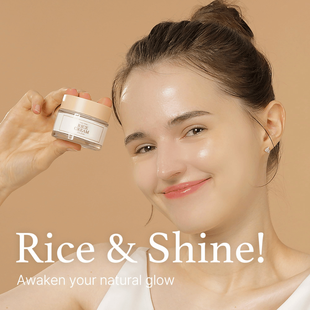 Jonge vrouw met een glimlach die een pot omhoog houdt met het label "RICE CREAM", met de tekst "Rice & Shine! Ontwaak je natuurlijke glans" op de achtergrond.