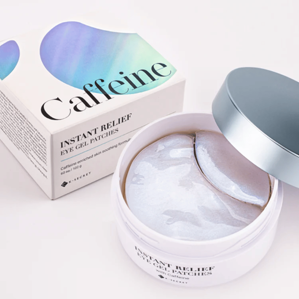 Blik en verpakking van K-Secret Instant Relief Eye Gel Patches met cafeïne, geopend en toont glinsterende hydrogel-pads.