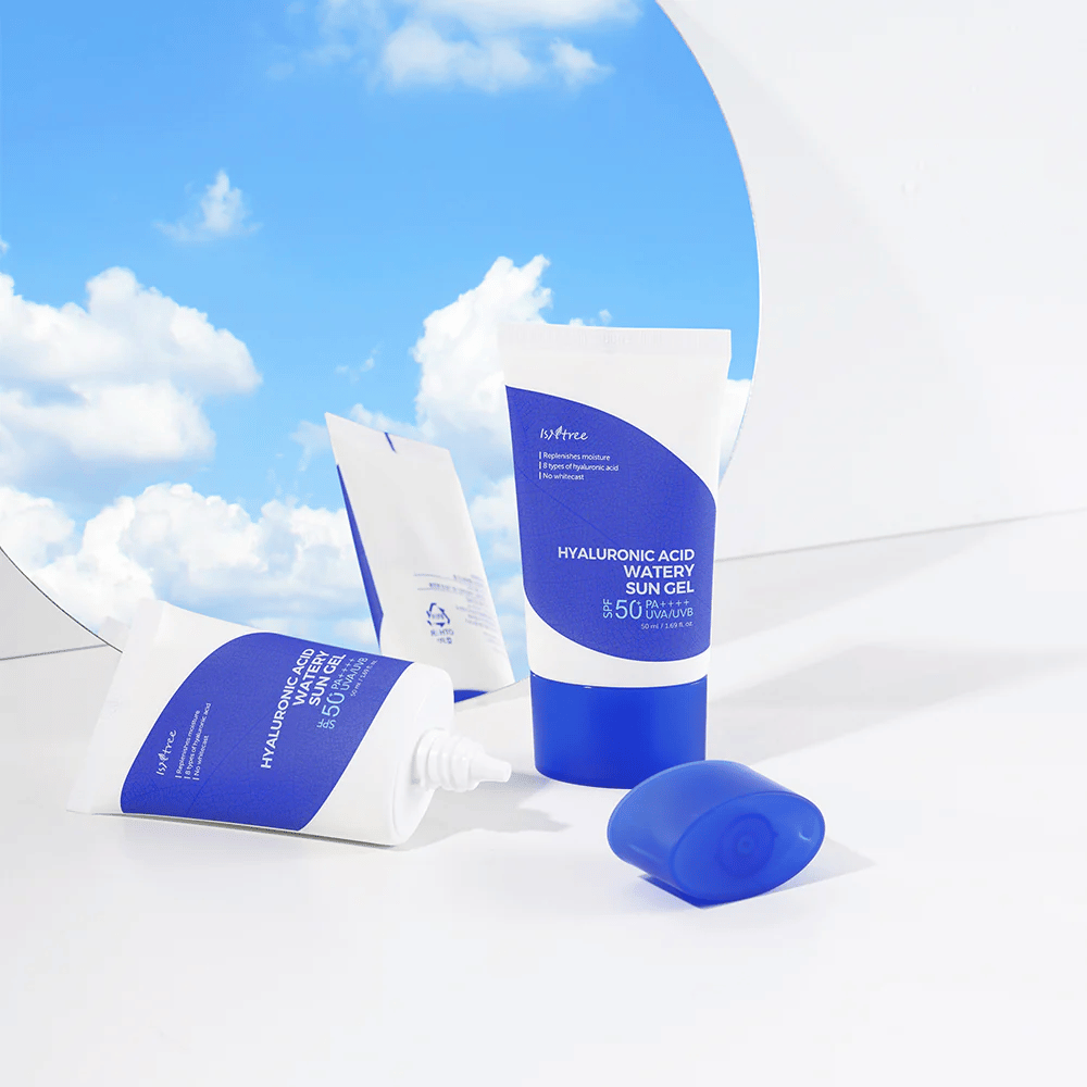 Een set Isntree Hyaluronic Acid Watery Sun Gel Set op een witte achtergrond.