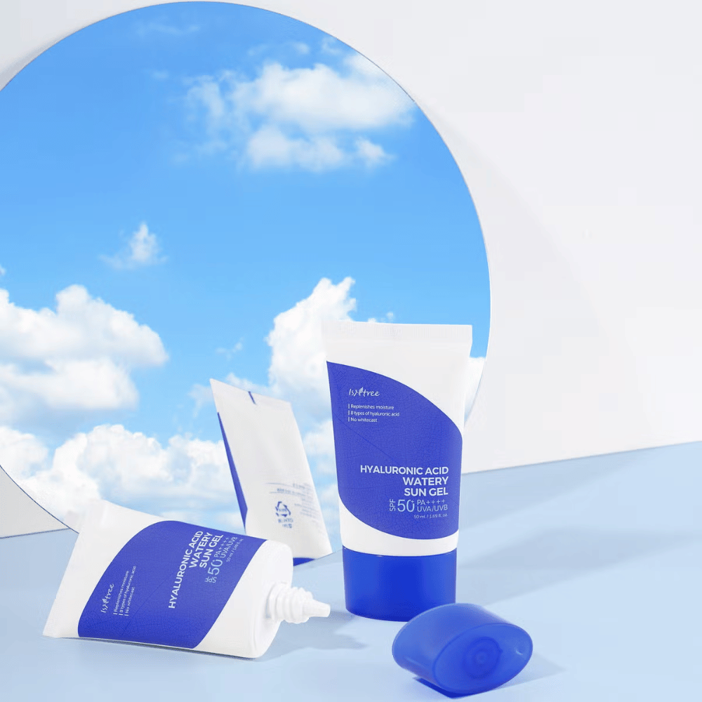 Een blauw en wit Hyaluronic Acid Watery Sun Gel 50 ml huidverzorgingsset met SPF50+ op witte achtergrond van Isntree.