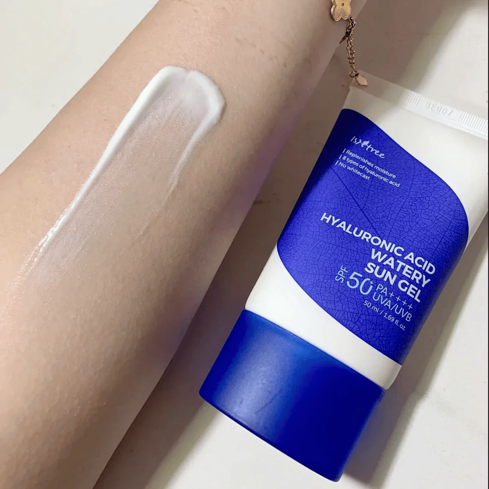 Isntree Hyaluronic Acid Watery Sun Gel SPF50+ PA++++ 50ml – hydraterende zonnecrème met hyaluronzuur, getoond op de huid zonder white cast.