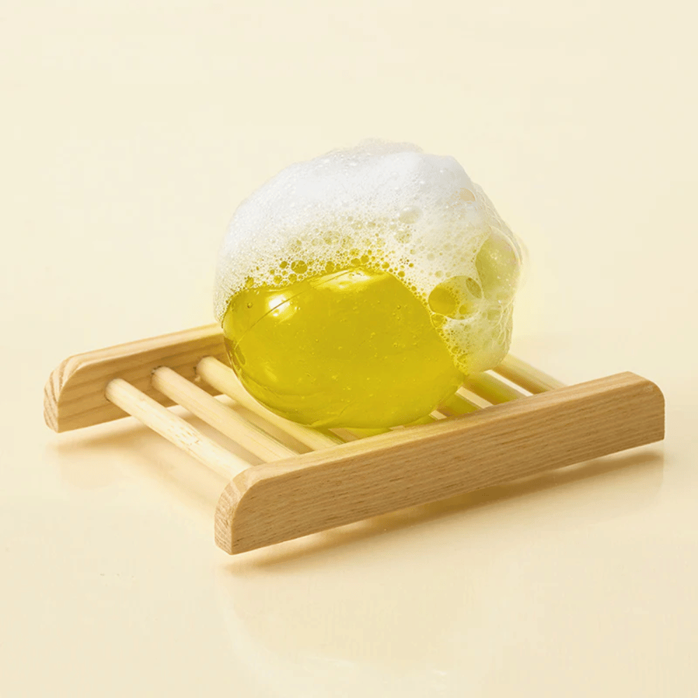 Schuimende Ongredients Jeju Cica Cleansing Ball op zeepbakje – milde reiniging die de huidbarrière versterkt en irritatie vermindert.
