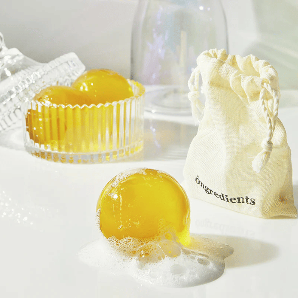 Jeju Cica Cleansing Ball van Ongredients – schuimende reinigingsbal in glazen pot, geleverd met stoffen zak voor dagelijkse gezichtsreiniging.