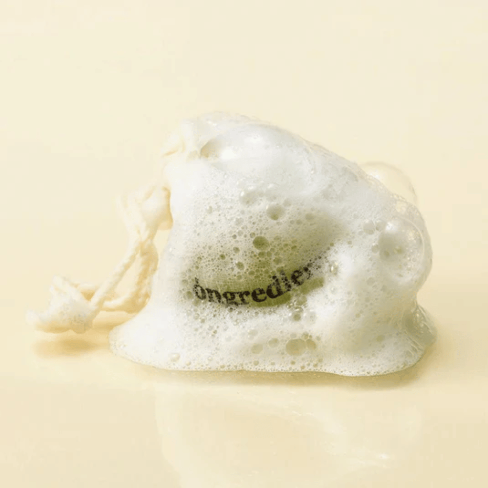 Óngredients Jeju Green Tea Cleansing Ball in een netzak bedekt met zacht schuim – natuurlijke Koreaanse gezichtszeep.
