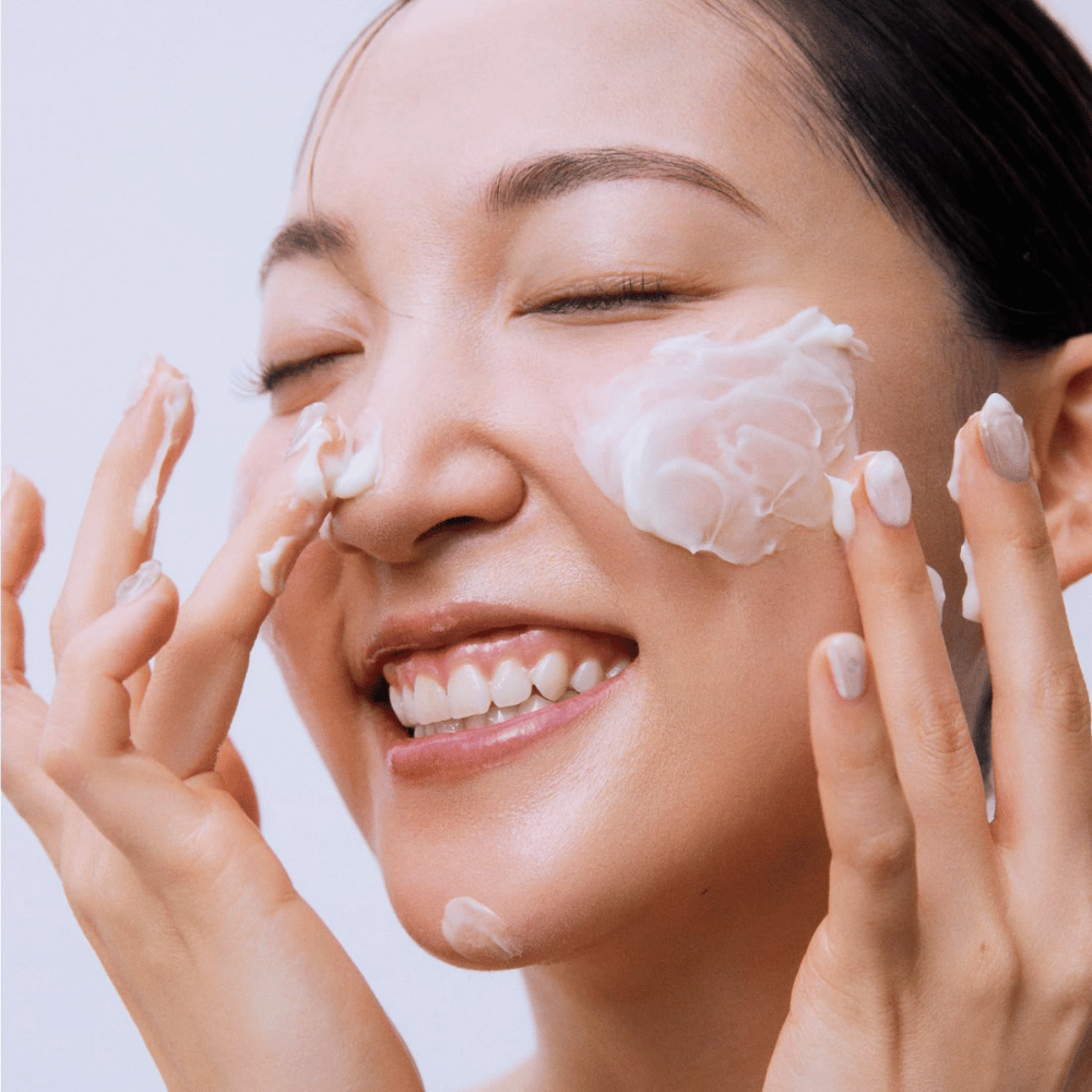 Beauty of Joseon Jello Skin Massage Cream wordt op het gezicht aangebracht voor hydraterende massage en een versterkte huidbarrière.