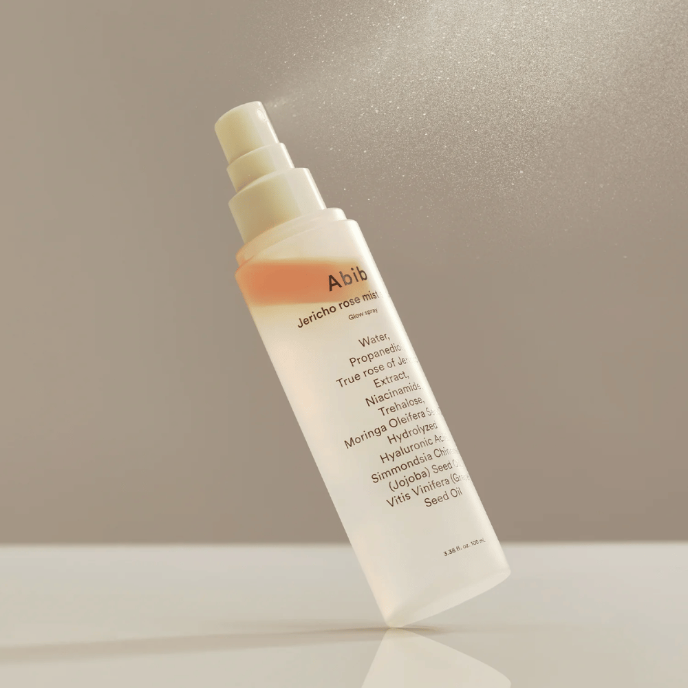Abib Jericho Rose Mist Serum wordt in de lucht gesprayd. Lichte en frisse mist met rozen- en moringa-olie voor een natuurlijke glans.