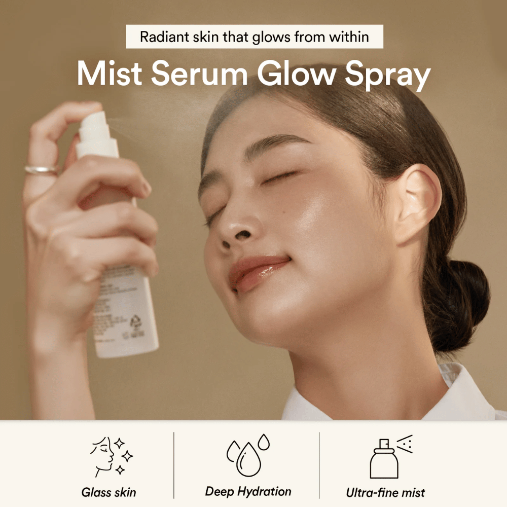 Vrouw sprayt Abib Jericho Rose Mist Serum op haar gezicht. Fijne mist die diepe hydratatie en een gloweffect geeft.