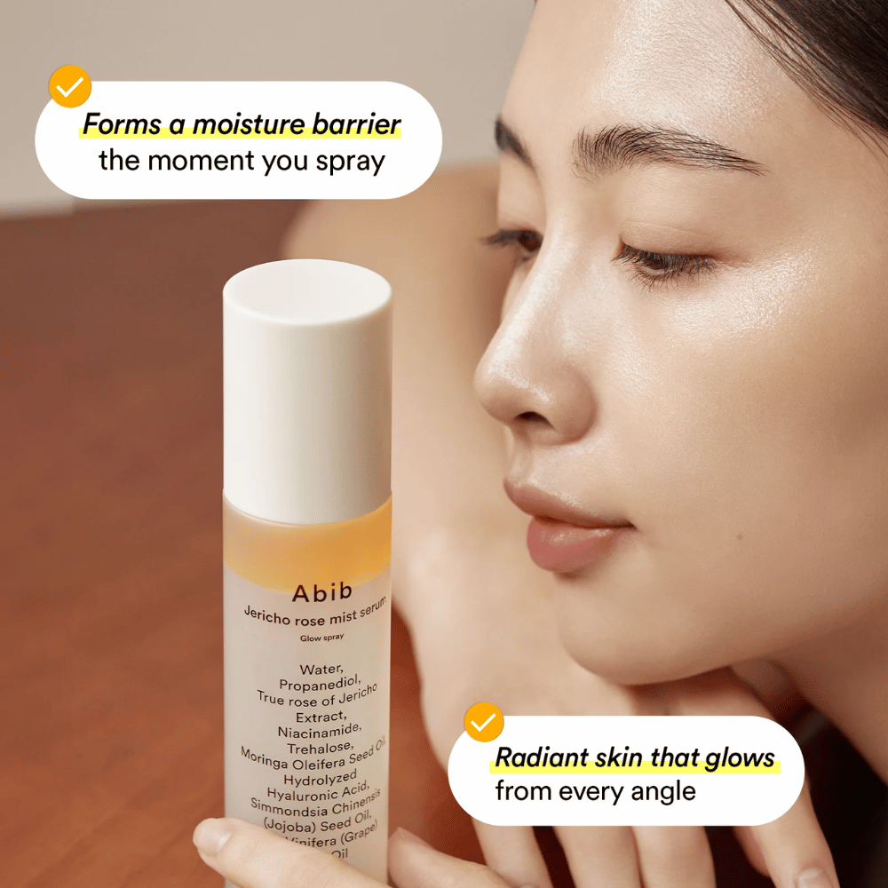 Vrouw toont haar gehydrateerde huid na gebruik van Abib Jericho Rose Mist Serum. Creëert een beschermende vochtbarrière.