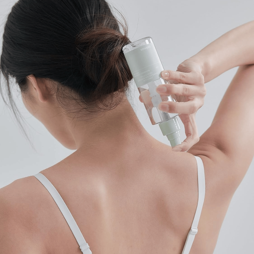 celimax Ji Woo Gae Heartleaf BHA Body Mist aanbrengen op rug en nek