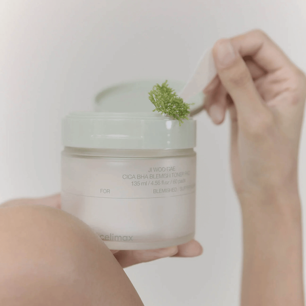 Celimax Ji Woo Gae Cica BHA Blemish Toner Pad met centella-extract wordt getoond in gebruik – milde exfoliatie voor een heldere huid.