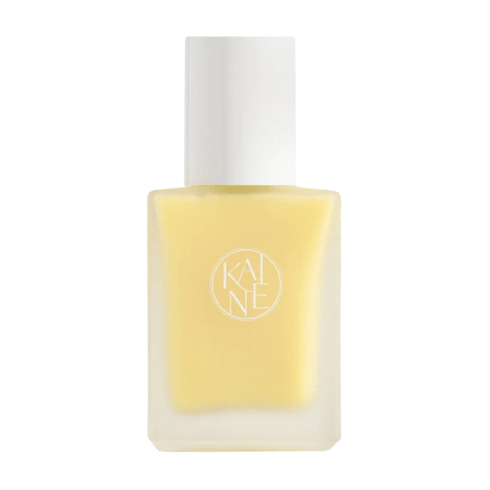 Een gele Vita Drop Serum 30ml fles op witte achtergrond met KAINE huidverzorgingsproducten.