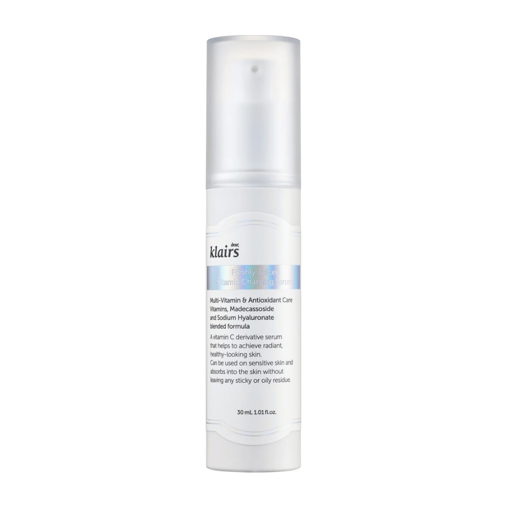 Een witte serumfles van Klairs, Freshly Juiced Vitamin Charging Serum, met tekst over inhoud en voordelen, op een witte achtergrond.