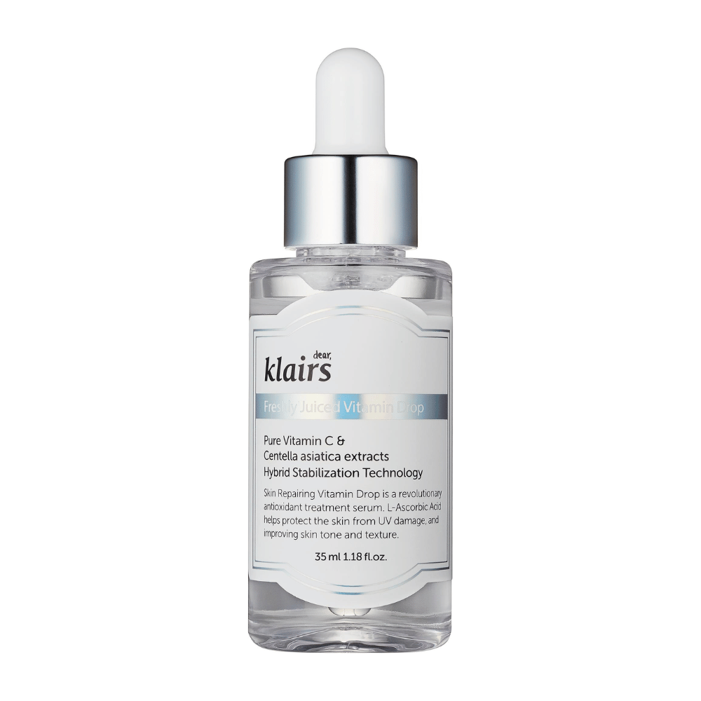 Een glazen fles met druppeldop van Klairs, Freshly Juiced Vitamin Drop, met tekst over vitamine C en Centella asiatica-extract, op een witte achtergrond.