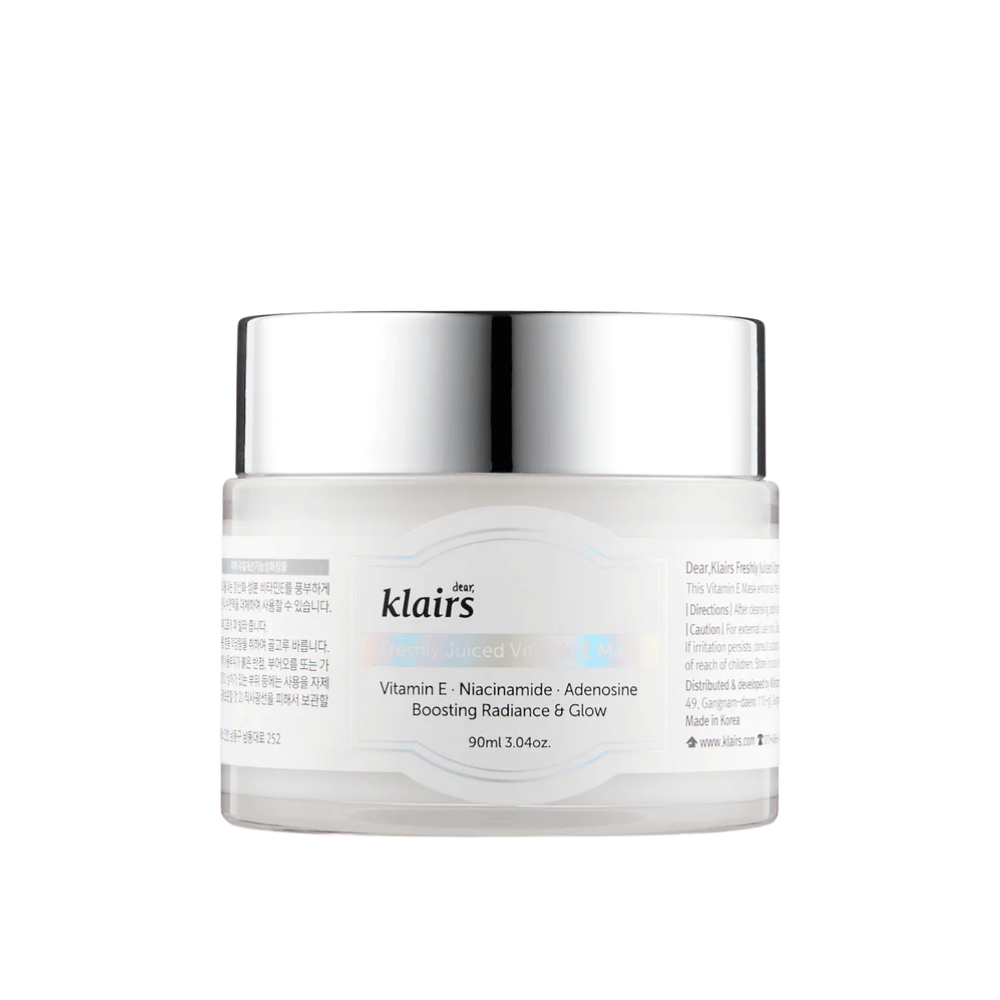 Gesloten witte pot van Klairs Freshly Juiced Vitamin E Mask met tekst over vitamine E, niacinamide en adenosine voor glans, tegen een witte achtergrond.