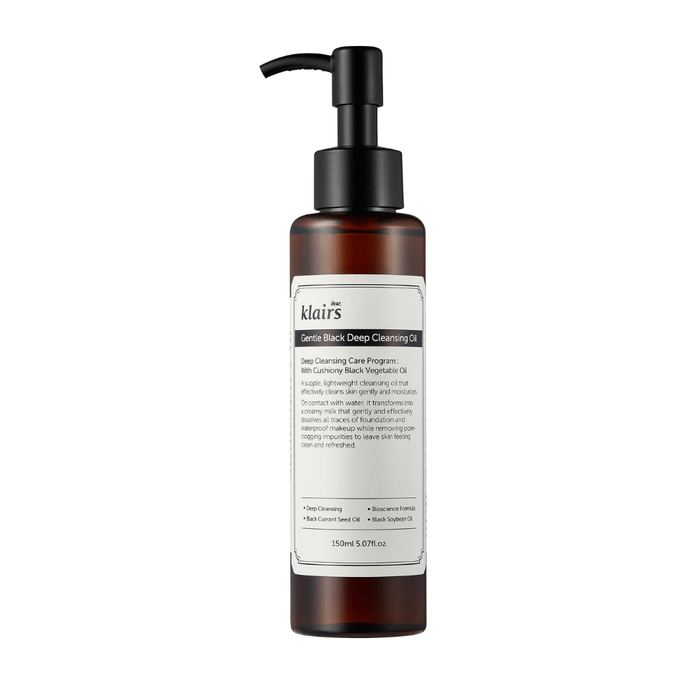 Fles met Klairs Gentle Black Deep Cleansing Oil, een reinigingsolie, met zwarte pomp en tekst die het product beschrijft, tegen een witte achtergrond.