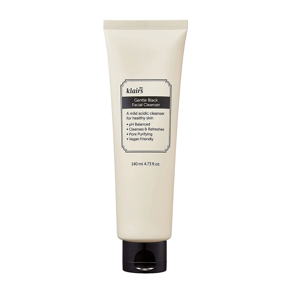 Een tube van Klairs Gentle Black Facial Cleanser met zwarte dop en tekst over eigenschappen, zoals mild en pH-gebalanceerd, op een schone witte achtergrond.