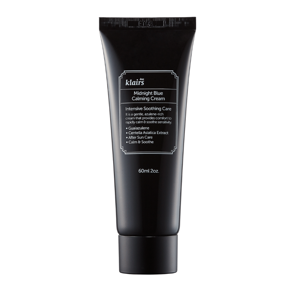 Een zwarte tube van Klairs Midnight Blue Calming Cream, beschreven als een intens rustgevende crème, voor een witte achtergrond.