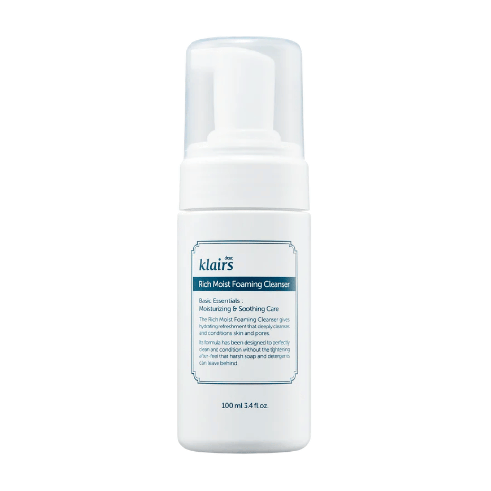 Een pompflacon van Klairs Rich Moist Foaming Cleanser met een beschrijving van hydraterende en kalmerende eigenschappen, tegen een witte achtergrond.