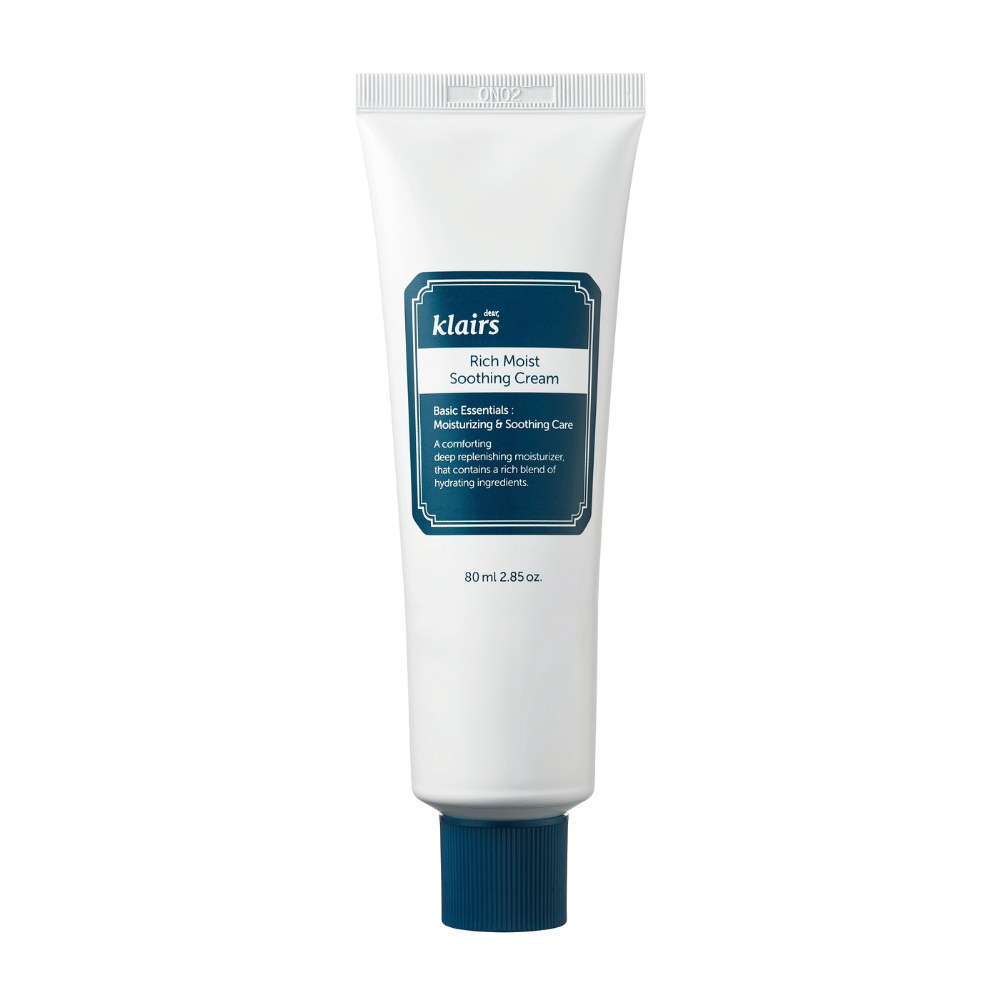 Een tube van Klairs Rich Moist Soothing Cream met donkerblauwe details en productinformatie, gepresenteerd tegen een schone witte achtergrond.