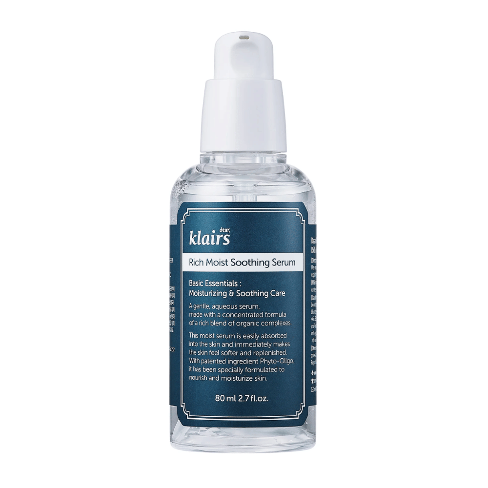 Een doorzichtige fles met Klairs Rich Moist Soothing Serum en een witte druppeldop, tegen een witte achtergrond.
