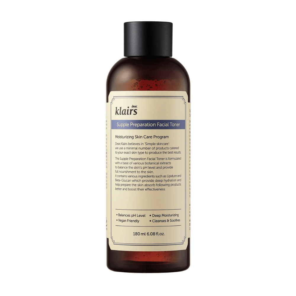 Een bruine fles van Klairs Supple Preparation Facial Toner met wit etiket, gedetailleerde productinformatie en voordelen, tegen een witte achtergrond.