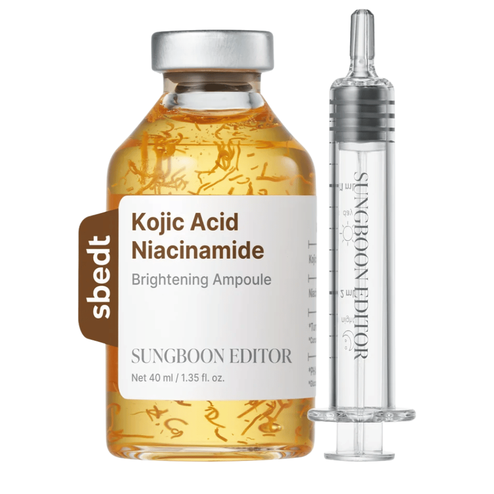 7. SUNGBOON EDITOR Kojic Acid Niacinamide Brightening Ampoule 40 ml – gouden serumfles met zichtbare actieve draden en transparante applicator tegen een witte achtergrond