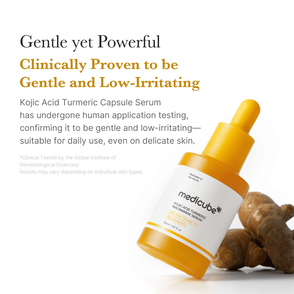 Informatieve afbeelding die de milde maar effectieve formule van het serum benadrukt. Het product wordt samen met kurkuma gepresenteerd om de link met kalmerende en antioxidantenrijke ingrediënten te versterken, evenals de milde eigenschappen voor dagelijks gebruik.